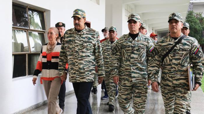 Fotografía cedida por Palacio de Miraflores del presidente de Venezuela, Nicolás Maduro (2-i), caminando junto al ministro del Poder Popular para la Defensa de Venezuela, Vladimir Padrino López (c), durante un acto de activación de las Unidades Comunales Milicianas este viernes, en Caracas (Venezuela).