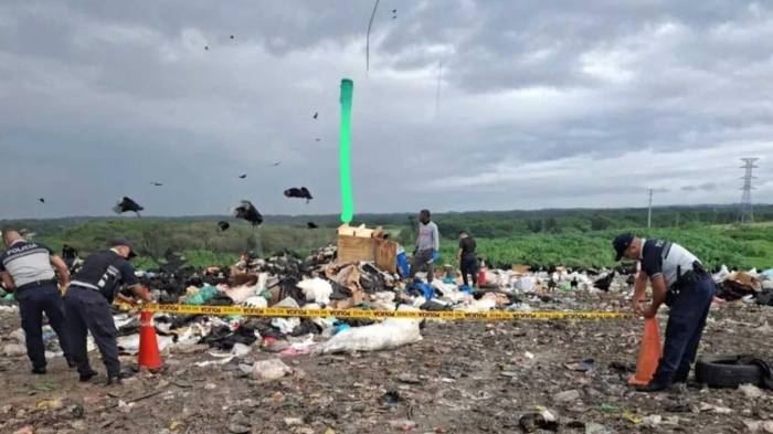 Agentes policiales acordonaron el sector del vertedero de Monte Esperanza tras el macabro hallazgo.