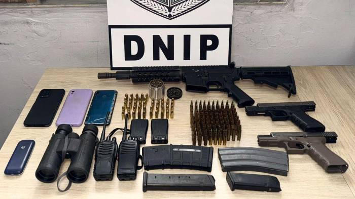 Durante el allanamiento en Pedregal, las autoridades decomisaron armas de fuego, droga y equipos tecnológicos.