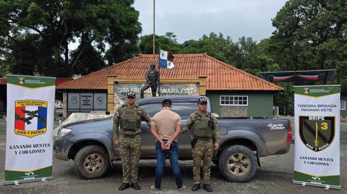 Unidades del Senafront aprehendieron al conductor e interceptaron el vehículo donde eran transportados los tres extranjeros.