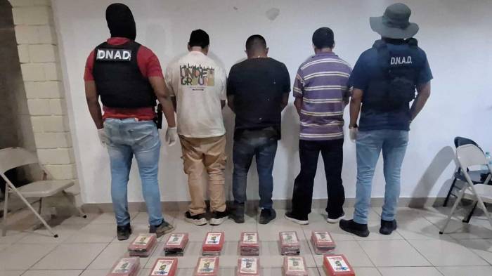 Los tres aprehendidos, dos colombianos y un panameño, puestos a disposición de la Fiscalía Especializada en Delitos Relacionados con Drogas.