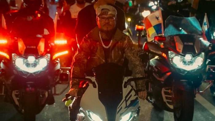 La noche de este domingo, Farruko encabezó una caravana en motos en la ciudad de Panamá.