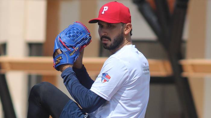 Javy Guerra durante su sesión de bullpen.