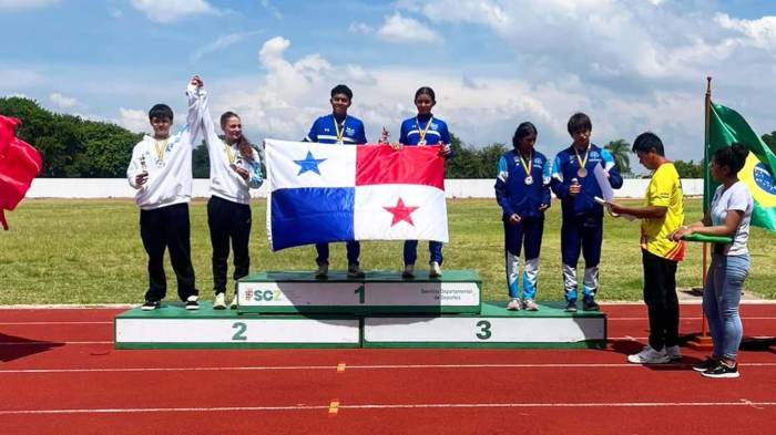 Juan David Ibarra y Jhosselyne Cruz en el podio.