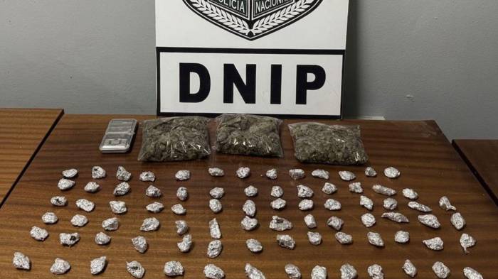 Envoltorios con presuntas sustancias ilícitas fueron decomisados por unidades policiales en un área común de una barraca en San Felipe.