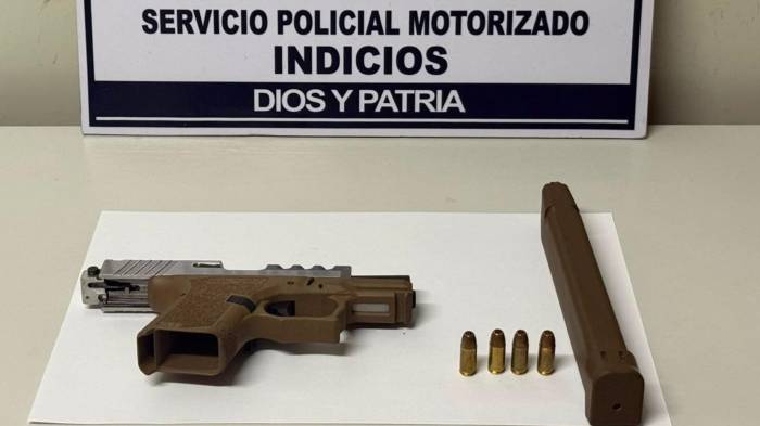 Uno de los aprehendidos fue sorprendido con un arma de fuego y mantenía antecedentes por delitos similares.