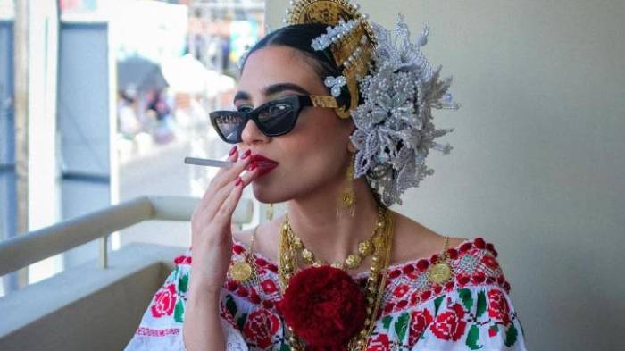 Empollerada y con cigarro, Serena Vamvas dice sus verdades sobre la patria