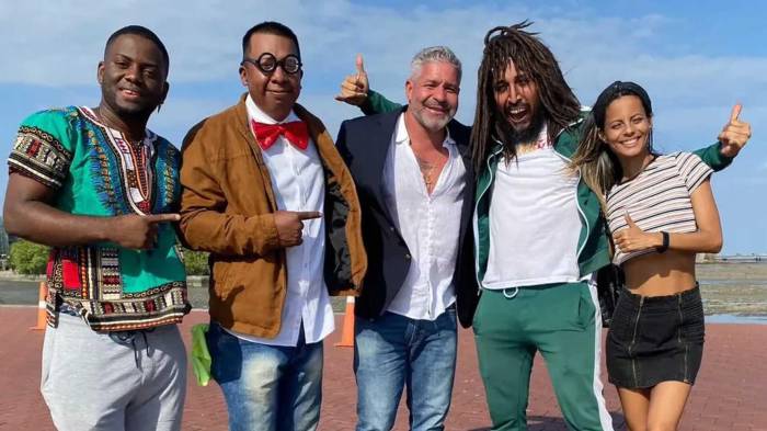 El excandidato a representante de Juan Díaz (centro) solía aparecer en videos de humor junto al influencer y excascaroso Charlslattan.