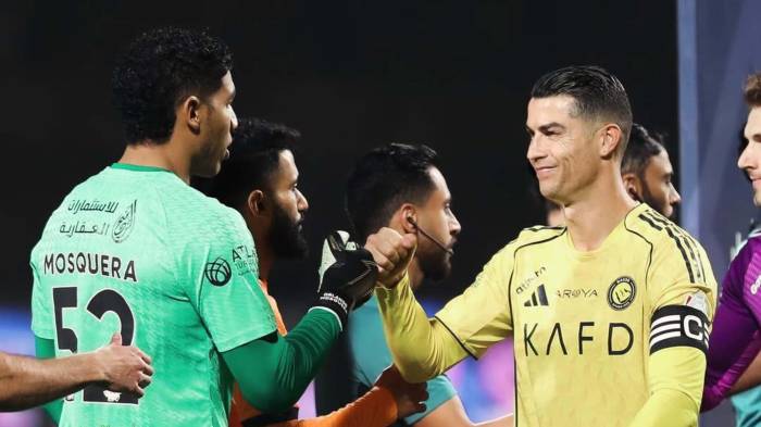 ‘Cuty’ saluda a CR7 previo al partido entre Al-Fayha y Al-Nassr en la liga saudí.