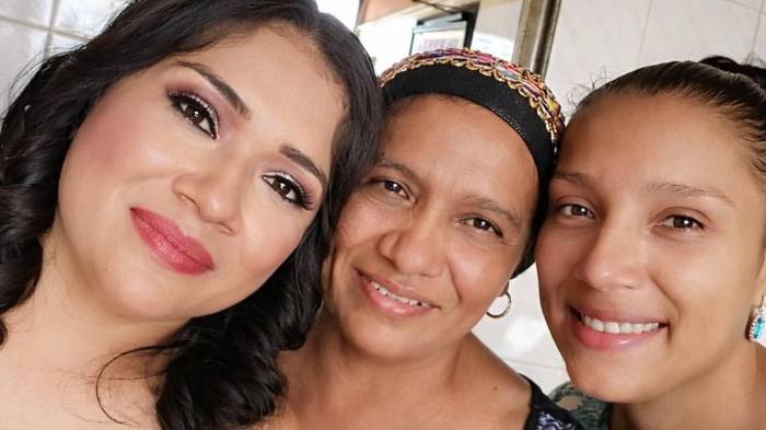 La madre y las dos hijas.