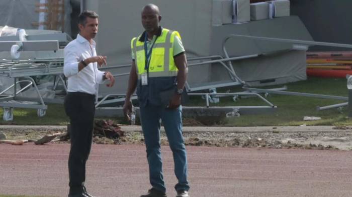 El director de Pandeportes, Miguel Ordóñez (i) supervisó en sitio el estado del Centro de Alto Rendimiento y confirmó que no hubo daños estructurales tras la inundación registrada.