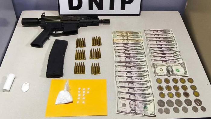 Fusil, municiones y presunta droga incautados durante el operativo en el corregimiento de Barrio Colón, distrito de La Chorrera.