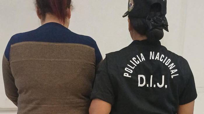 La aprehendieron en la sede situada en Clayton. Supuestamente, modificaba la programación previamente agendada en el sistema.