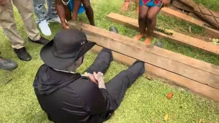 Farruko y K4G se empapan de la cultura Emberá. El boricua probó el cepo