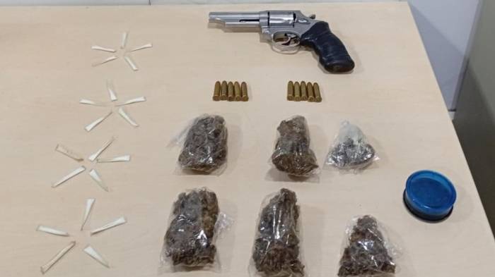 Arma, municiones y presunta droga fueron decomisadas durante el operativo.