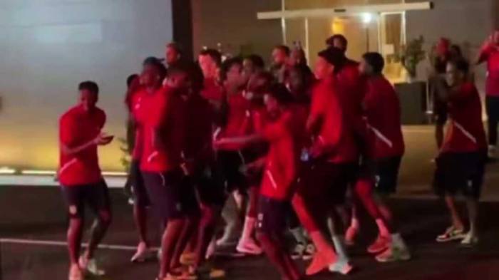 Lo que comenzó como una “bulla” terminó en una celebración conjunta frente al hotel de concentración.