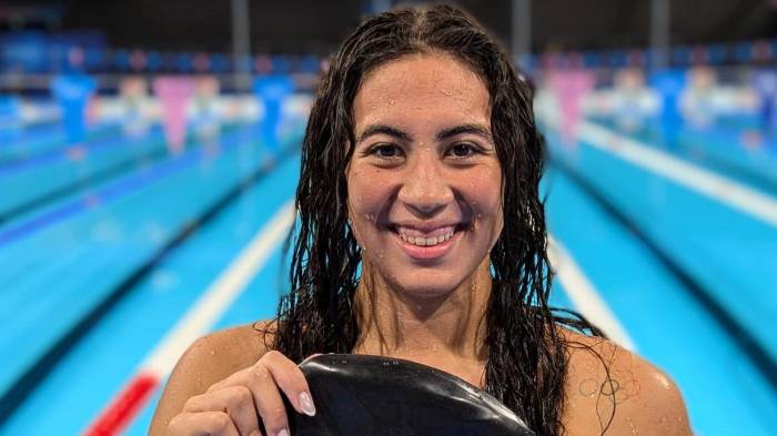 Emily Santos emocionada después de su logro.