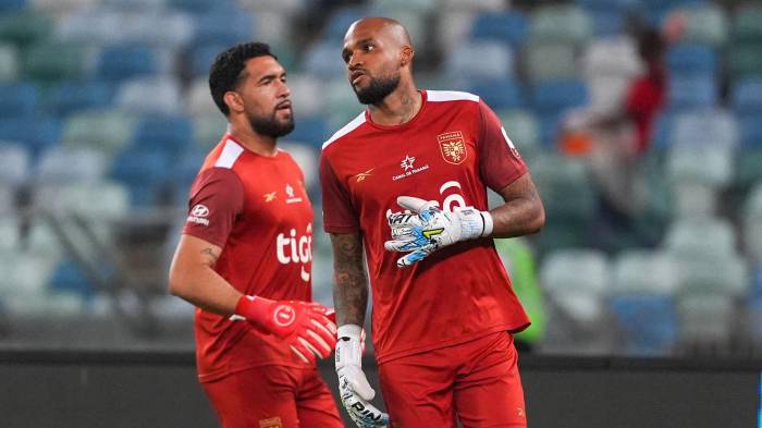 Mejía al minuto 10 ya había sufrido la primera molestía muscular. Librará una carrera contra el reloj para recuperarse.