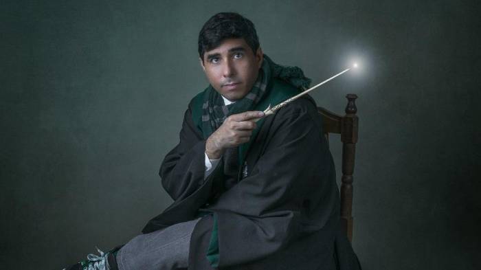 Sigfrido, fiel amante del mundo mágico, luce con orgullo el atuendo inspirado en la saga literaria que lo llevó a fundar la Orden del Fénix de Panamá.