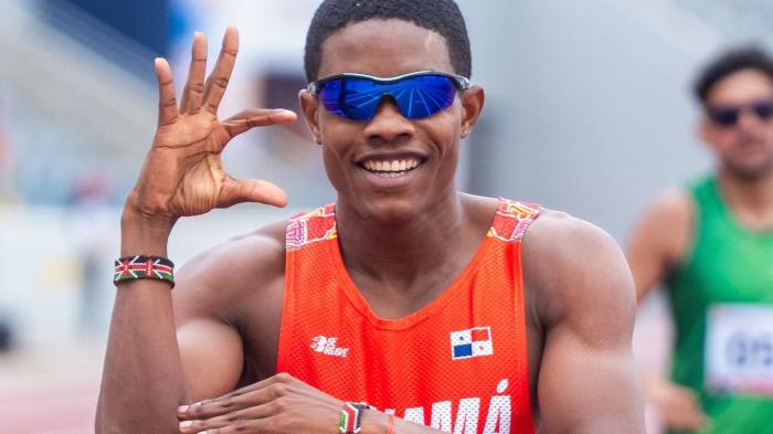 Chamar Chambers celebrando con la señal del influencer ‘La Fruta’