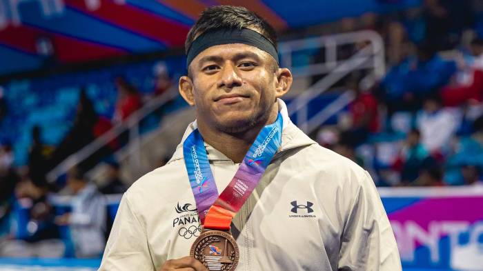 González posa con su medalla de bronce en el podio.