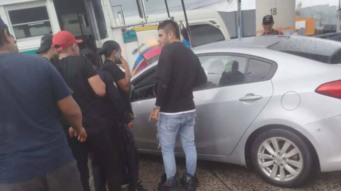 El vehículo terminó colisionando contra un bus tras el ataque armado.