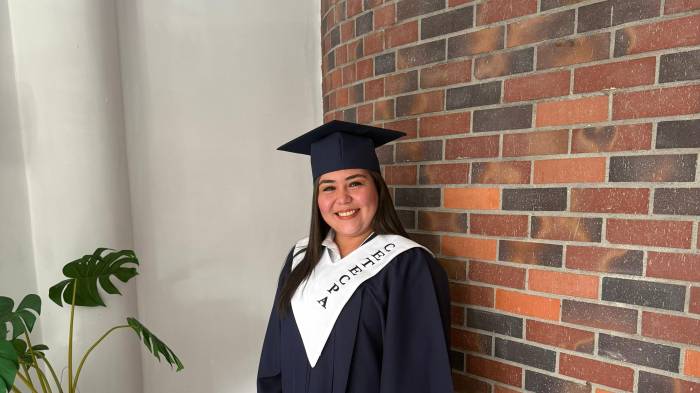 Conozca la enfermera que los pone a bailar en los toldos típicos