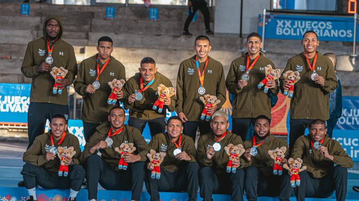 La selección panameña de futsal posa orgullosa con la medalla de plata tras su vibrante final ante Paraguay en Ayacucho-Lima 2025.