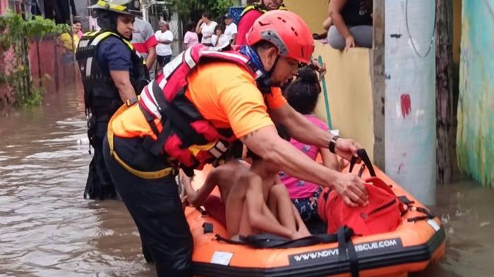 Personal de SINAPROC realiza evacuaciones en sectores afectados por inundaciones en Juan Díaz.