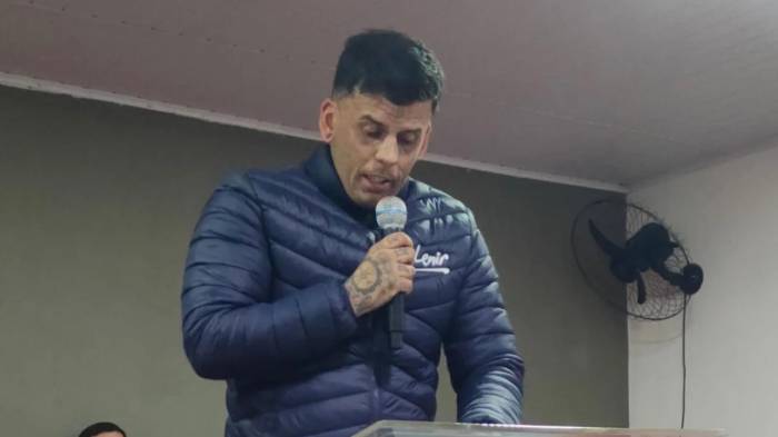 Este fotógrafo se ha convertido en predicador, incluso visita las prisiones.