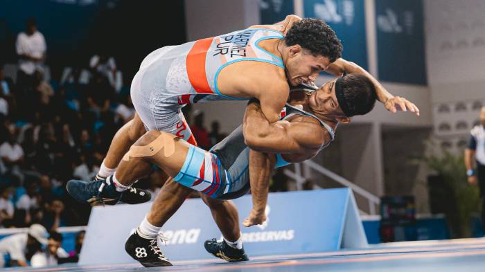 El cabo primero durante uno de sus combates en la categoría de 60 kilogramos de la lucha grecorromana.