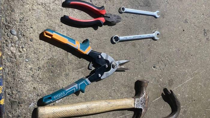 A los sujetos se les decomisó herramientas con las que pretendían realizar el hurto.