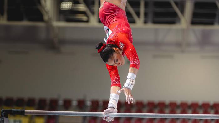 La panameña Hillary Heron ejecuta su rutina en barras asimétricas rumbo a la medalla de plata en Ayacucho-Lima 2025.