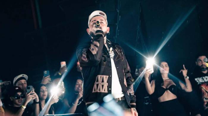 El artista colombiano y su novia Karina García (la joven de negro atrás) protagonizaron uno de los momentos más comentados de la noche durante su primera presentación en Panamá.