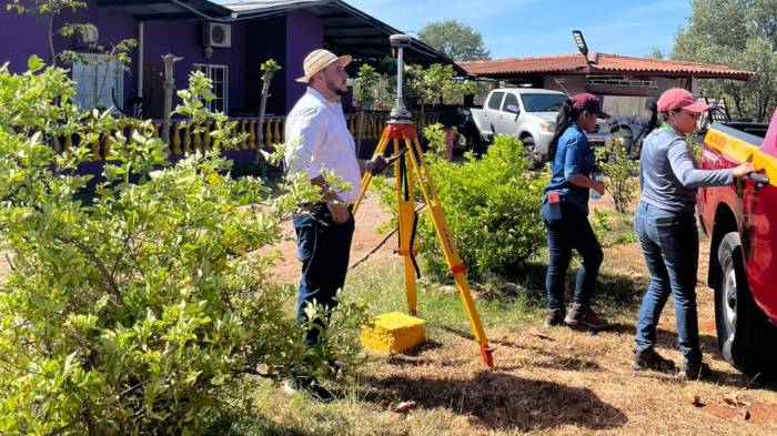 El administrador del AEEA, Alex Valderrama, supervisa en campo los avances técnicos y administrativos del proceso de verificación de terrenos.