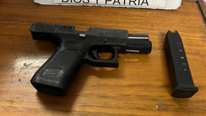 La Policía Nacional recuperó la motocicleta y el arma de fuego presuntamente utilizadas en el ataque.