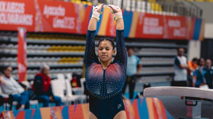 La gimnasta panameña Karla Navas se alista para realizar una ejecución en salto.
