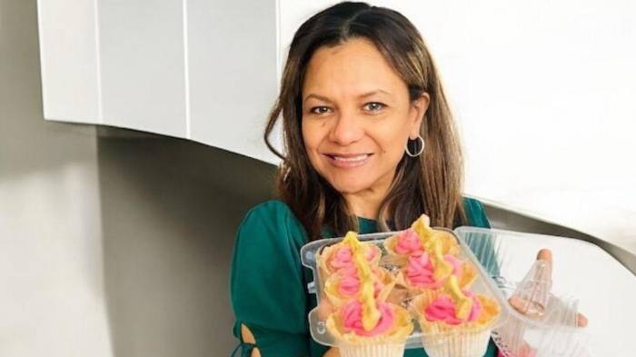 Aprendió mediante cursos en plataformas digitales.