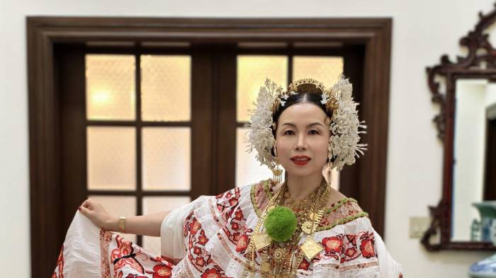 Trajes típicos que unen corazones en el Mes de la Patria