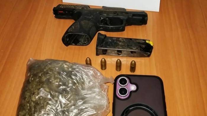 En el automóvil se ubicó un arma de fuego y presunta droga.