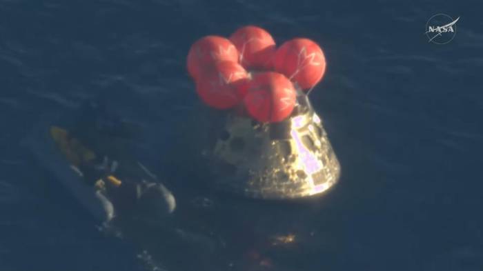 AME2257. BOGOTÁ (COLOMBIA), 10/04/2026.- Captura de imagen de una transmisión de la NASA de la capsula Orión, con los tripulantes de Artemis II, luego de amerizar este viernes, en el Pacífico frente a la costa de California (EE.UU.). EFE/ NASA /SOLO USO EDITORIAL /NO VENTAS /SOLO DISPONIBLE PARA ILUSTRAR LA NOTICIA QUE ACOMPAÑA /CRÉDITO OBLIGATORIO