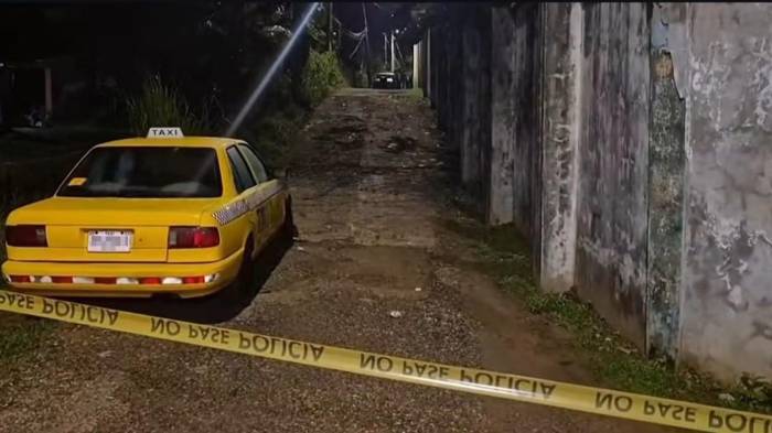 Unidades policiales acordonaron una de las escenas de los homicidios registrados este sábado en Colón.