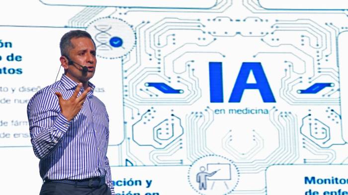 El especialista en salud digital y transformación sanitaria Mauricio Bonilla habla durante una ponencia en Cochabamba (Bolivia). EFE/ Jorge Ábrego