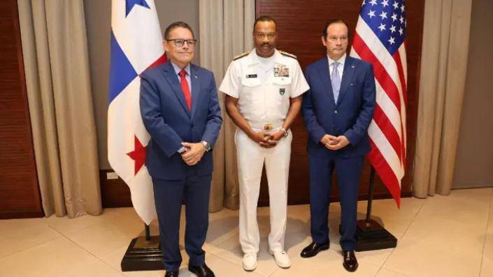 Holsey visitó Panamá el pasado 20 de febrero y, en esa ocasión, analizó con los ministros Ábrego y Martínez-Acha temas relacionados con la seguridad y la migración irregular.