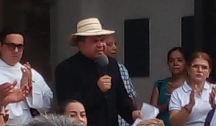 Sacerdote José Héctor González en la entrada de la Catedral San Juan Bautista de Chitré, durante una protesta por la falta de agua en esta ciudad. El religioso fue acompañado de chitreanos quienes lo respaldaron en esa protesta.