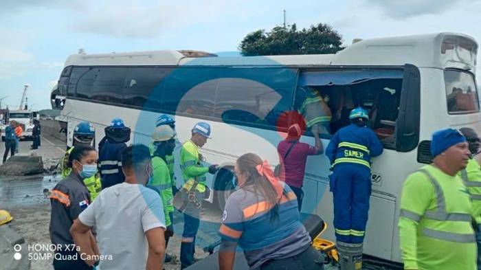 Algunos de los pasajeros quedaron atrapados yn fueron auxiliados por los bomberos