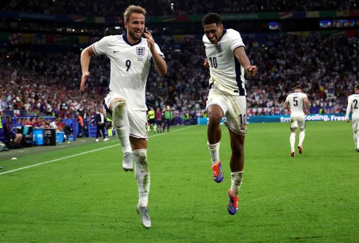 Los jugadores de Inglaterra Jude Bellingham y Harry Kane (i) celebran el 2-1 durante el partido de octavos de final que han jugado Inglaterra y Eslovaquia en Gelsenkirchen, Alemania.