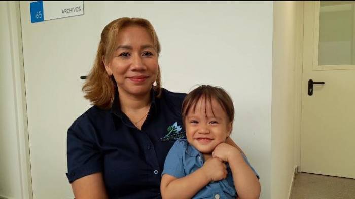 Jessica junto a Jesse a quien le gusta correr por los pasillos.