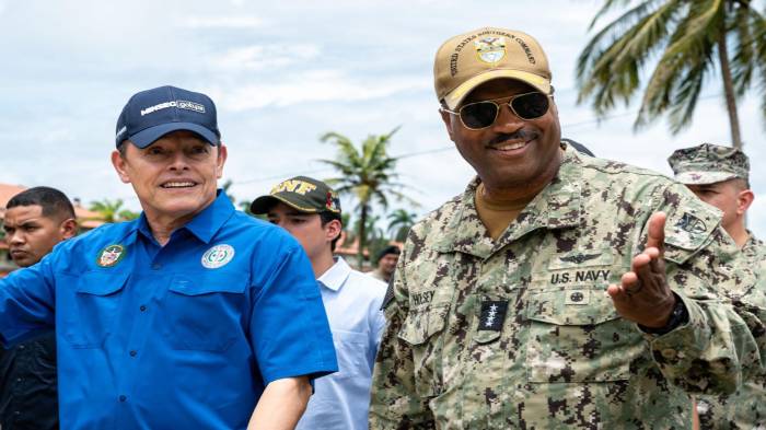 Alvin Holsey, comandante del Comando Sur de Estados Unidos con el ministro de Seguridad Pública, Frank Ábrego.