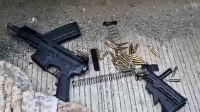 El fusil y sus municiones forman parte de las evidencias recabadas en la intervención.